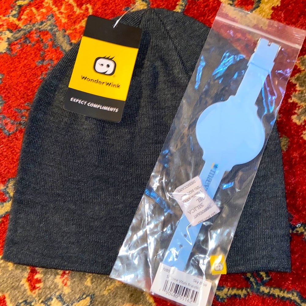 Wonderwink hat with silicone vital bracelet included